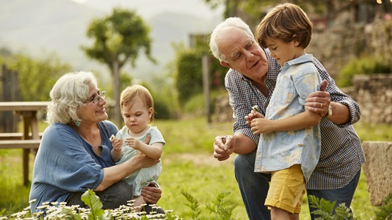 abuelos obligados a cuidar de sus nietos