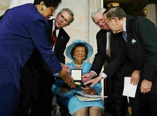 medalla de oro del congreso para dorothy height